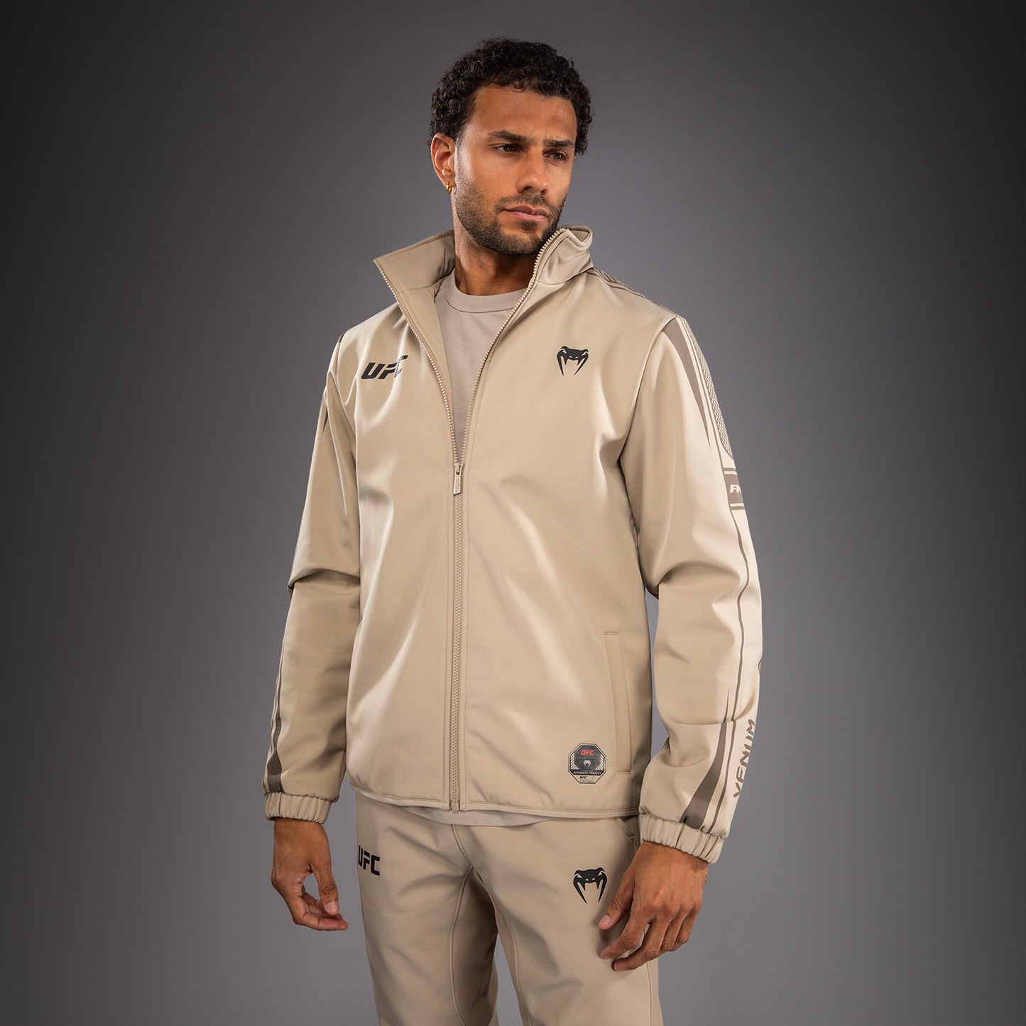 Venum UFC Unity by Venum Authentic Fight Week Herren-Kapuzenjacke mit Reißverschluss - Sand