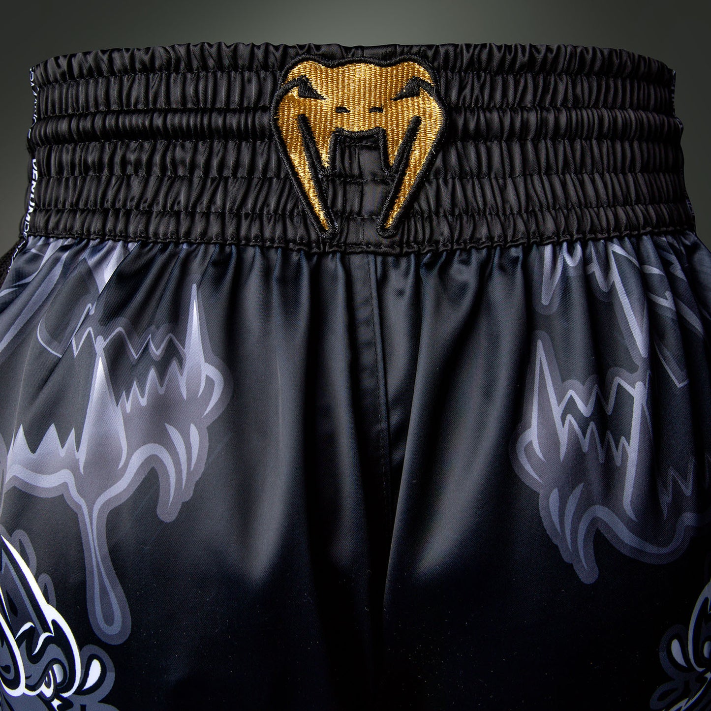 Venum Wolf Atak Muay-Thai-Shorts – Schwarz/Grau