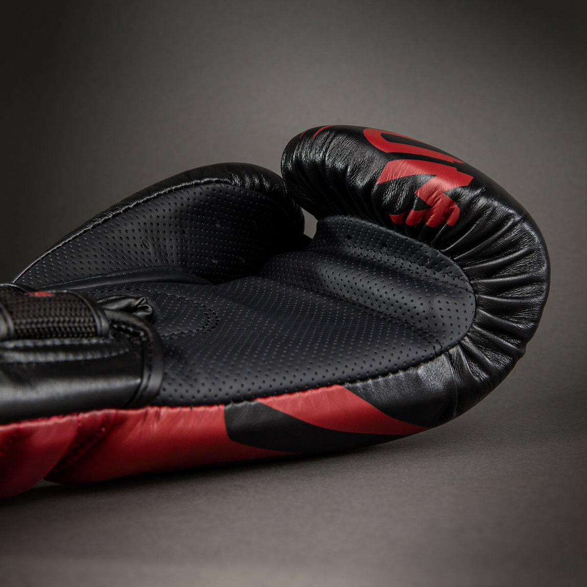 Venum Reverso Boxhandschuhe – Schwarz/Rot