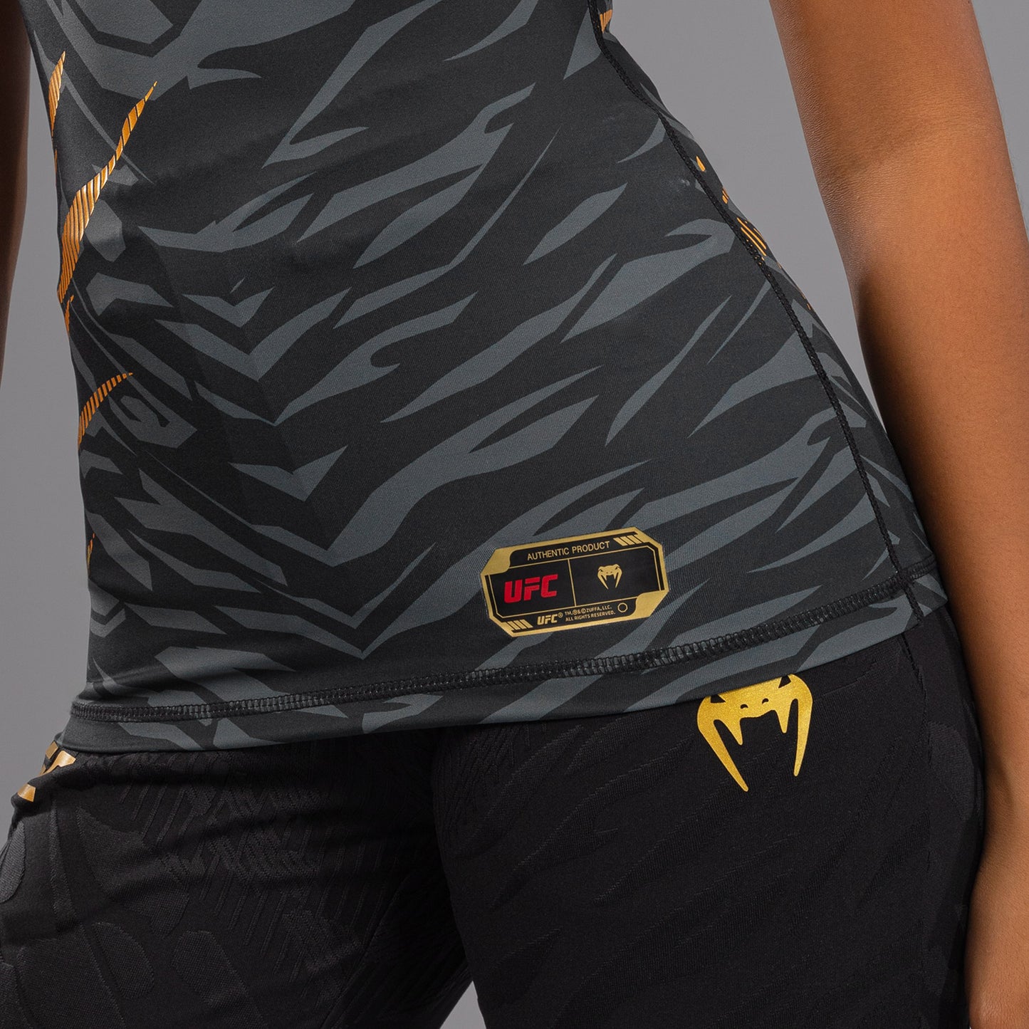 UFC Fusion by Venum Authentic Fight Night Damen Performance Kurzarm Rashguard - Champion