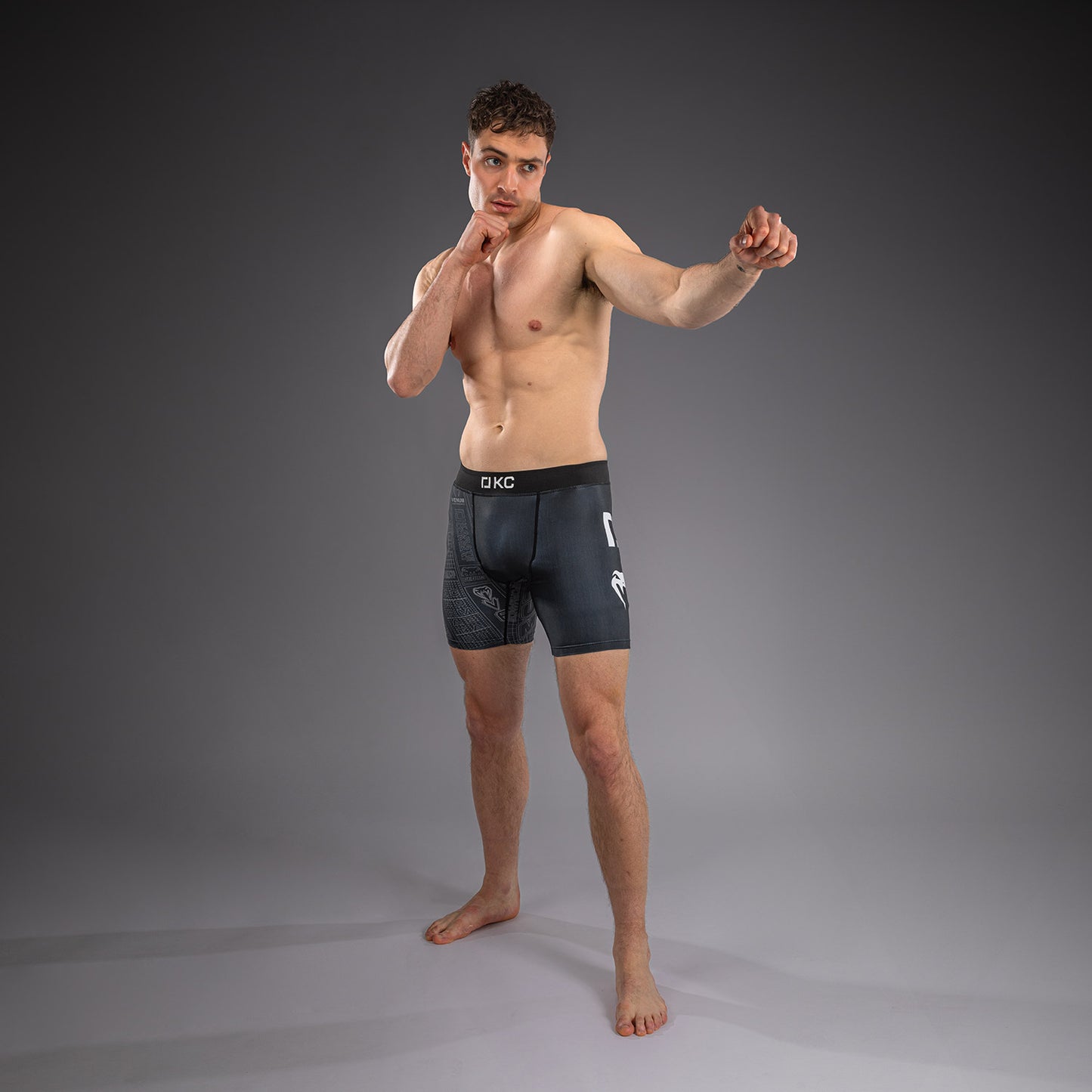 Karate Combat by Venum Kompressionsshort – Schwarz/Grau