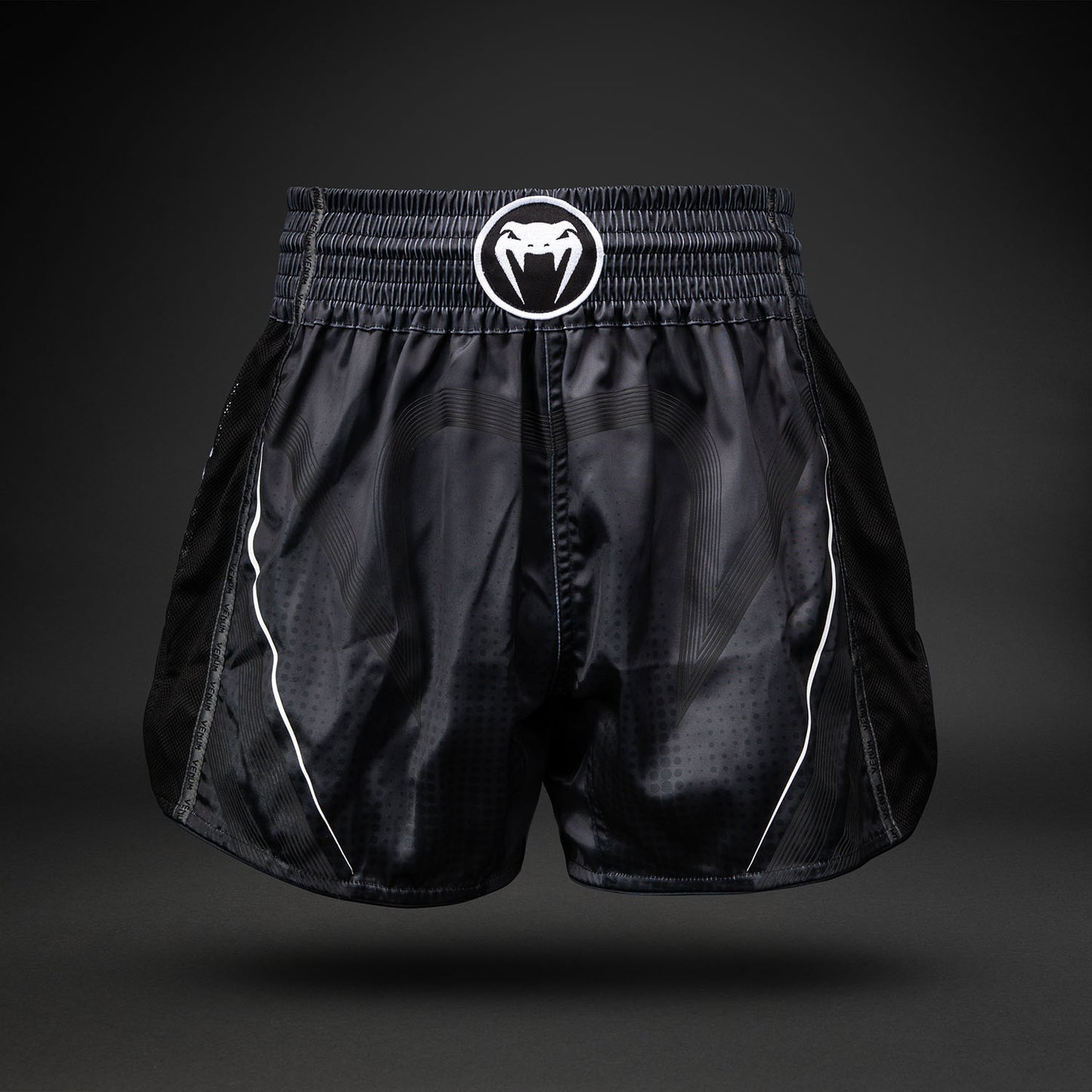 Venum Stealth Muay Thai-Shorts – Schwarz/Weiß