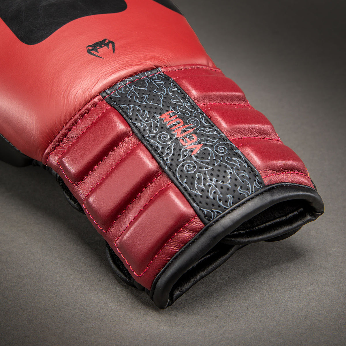 Venum Reverso Boxhandschuhe – Schwarz/Rot