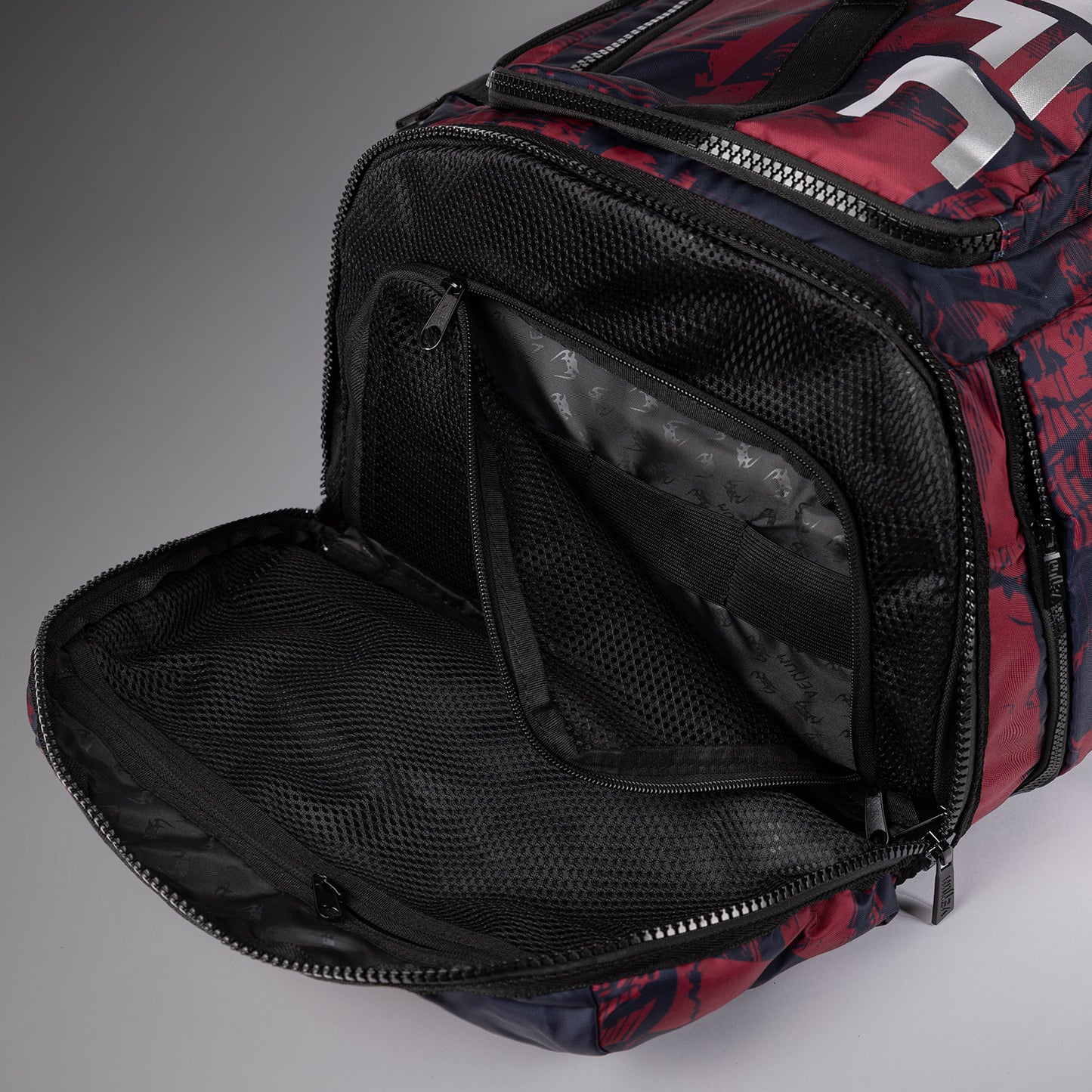 UFC Zenith by Venum Authentic Fight Week Sporttasche - Burgunder (48L)