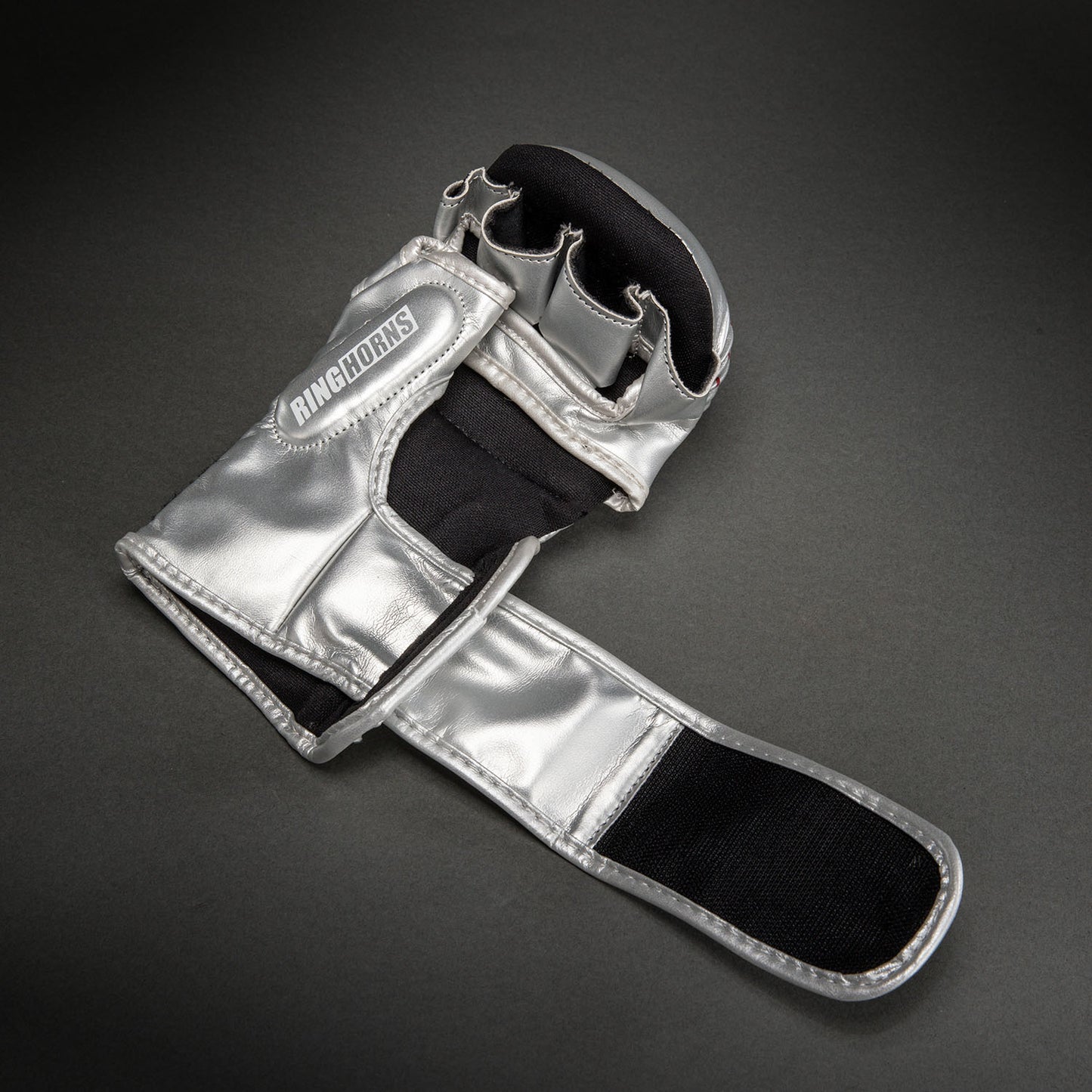 Ringhorns Charger by Venum MMA Sparringhandschuhe – Silber/Schwarz