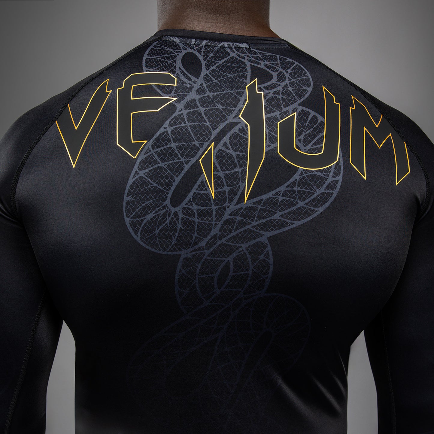 Venum Serpenti Langarm Rashguard – Schwarz/Silber/Gold