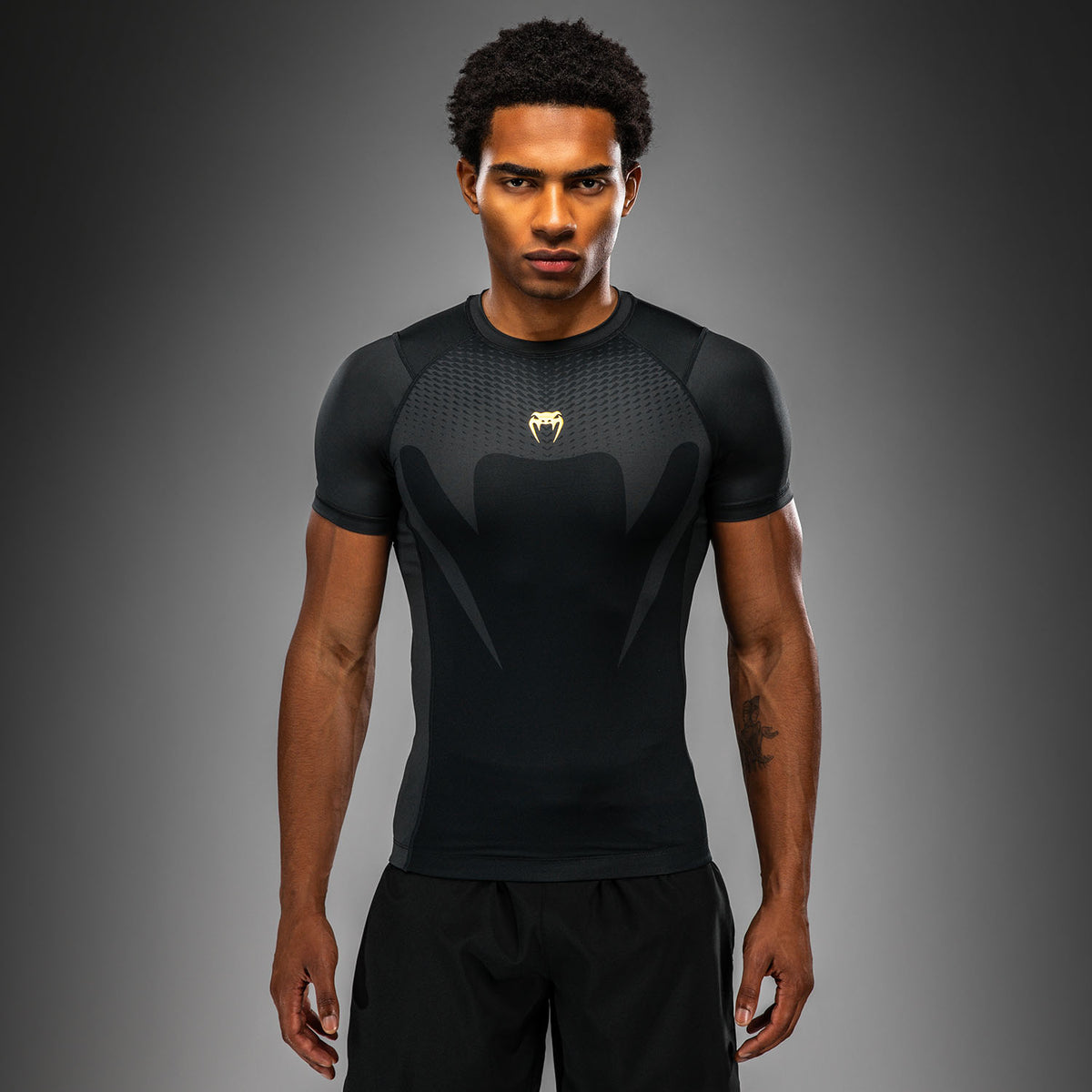 Venum Attack Kurzarm-Rashguard - Schwarz/Gold