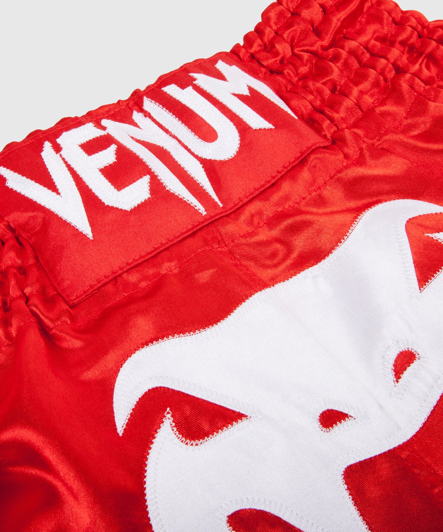 Venum Bangkok Inferno Muay Thai Shorts - Rot/Weiß