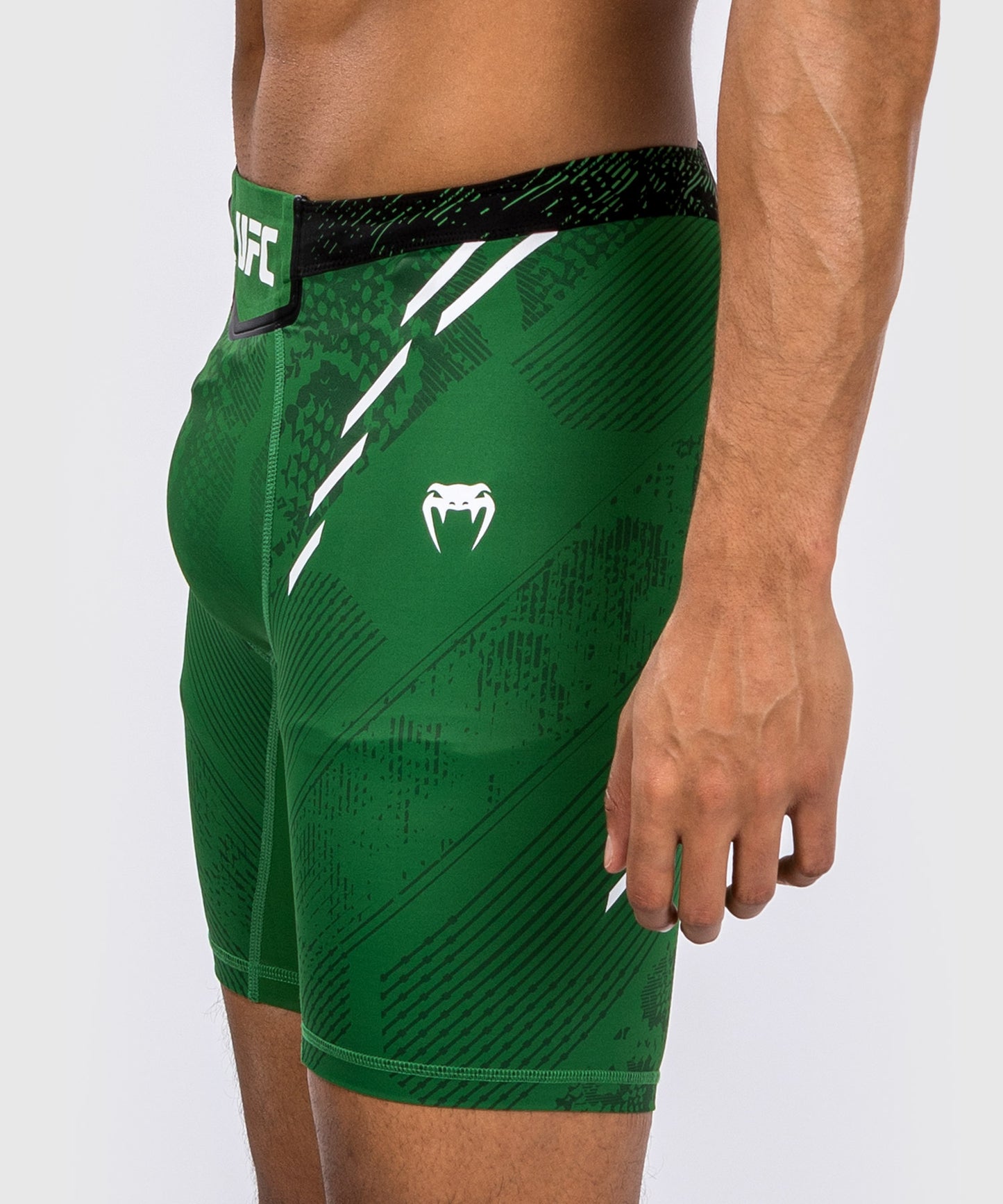 UFC Adrenaline by Venum Authentic Fight Night Vale Tudo Short für Männer - Grün